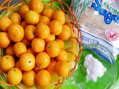 Trái tắc chọn những quả chín vàng vỏ, đều nhau, sau đó rửa sạch, ngâm với chút muối khoảng 30 phút rồi vớt ra để ráo. Dùng dao nhọn để khứa tắc thành những khe nhỏ đều nhau, rồi ấn dẹt cho ra hạt và nước tắc. Hòa vôi vào bát nước, sau đó để lắng rồi gạn lấy nước vôi trong, sau đó cho tắc đã khứa vào ngâm từ 10 đến 12 tiếng.