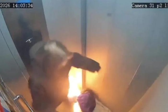 Sạc dự phòng phát nổ, người phụ nữ hoảng loạn trong thang máy - Tạp chí Người Đưa Tin