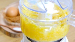 Cắt miếng nhỏ 800gr dứa (thơm), cho vào máy xay nhuyễn mịn. Bắc chảo lên bếp, cho dứa vào xay nhuyễn vào, thêm 130gr đường, khuấy đều cho đường tan, hỗn hợp dứa sôi lên.