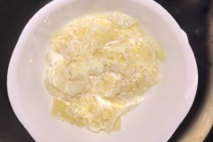 Nấu cách thủy phần gelatine đã ngâm sữa, khuấy đều từ đáy tô lên đến khi gelatine tan hoàn toàn thì từ từ cho tiếp sữa tươi và heavy cream vào cùng 4 giọt tinh chất vanilla. Tiếp tục nấu cách thủy, cho 45gr đường cát vào nấu đến khi đường tan thì tắt bếp.