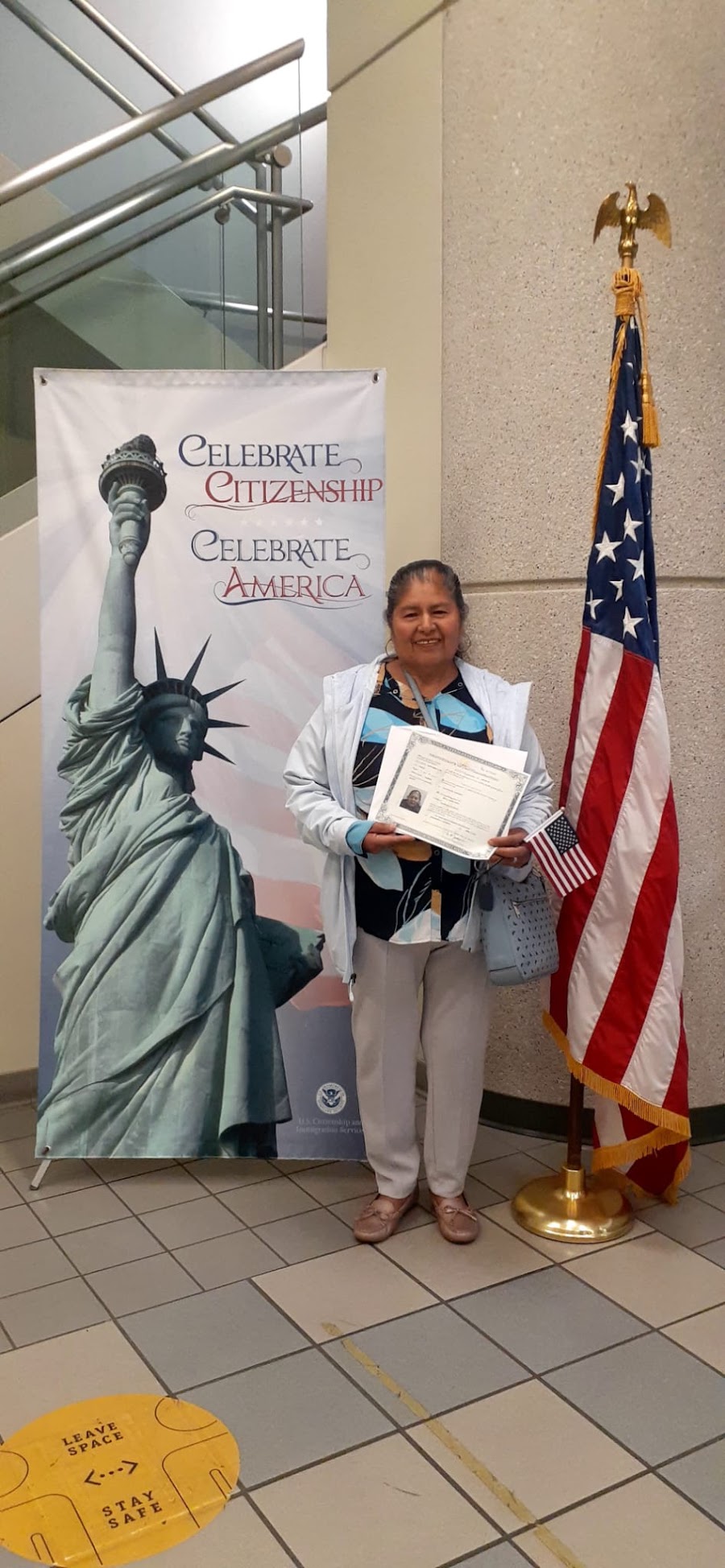 Cliente con certificado y bandera estadounidense