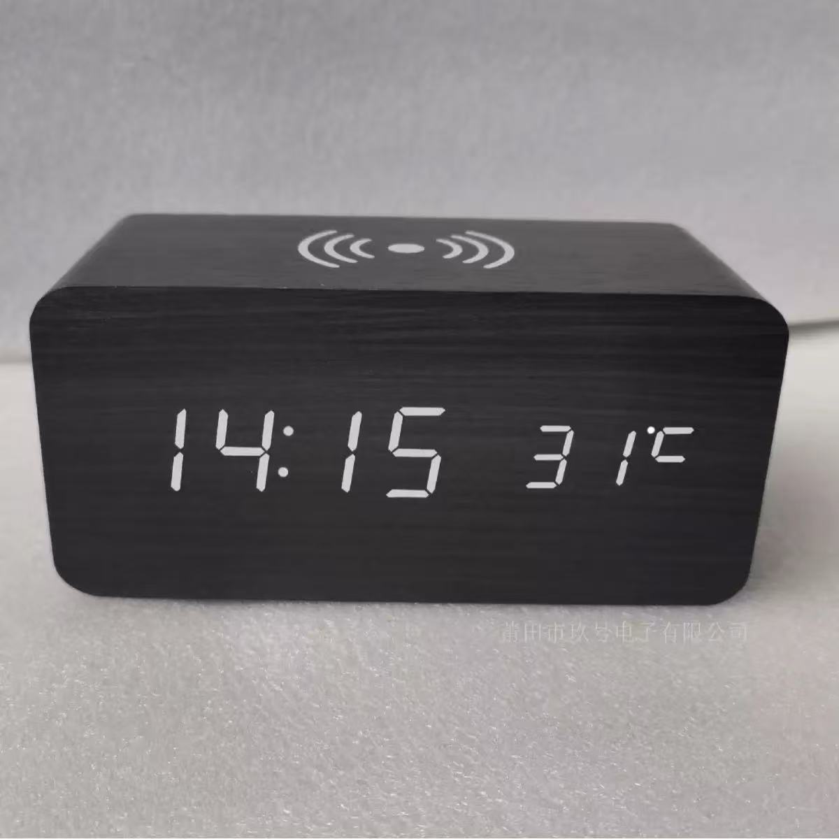 LED-Wecker mit digitaler Anzeige und Holzdesign