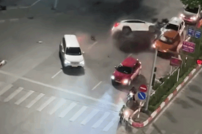 CLIP: Góc quay khác vụ xế hộp Lexus gây tai nạn liên hoàn trên đường Trung Kính - Báo Tiền Phong