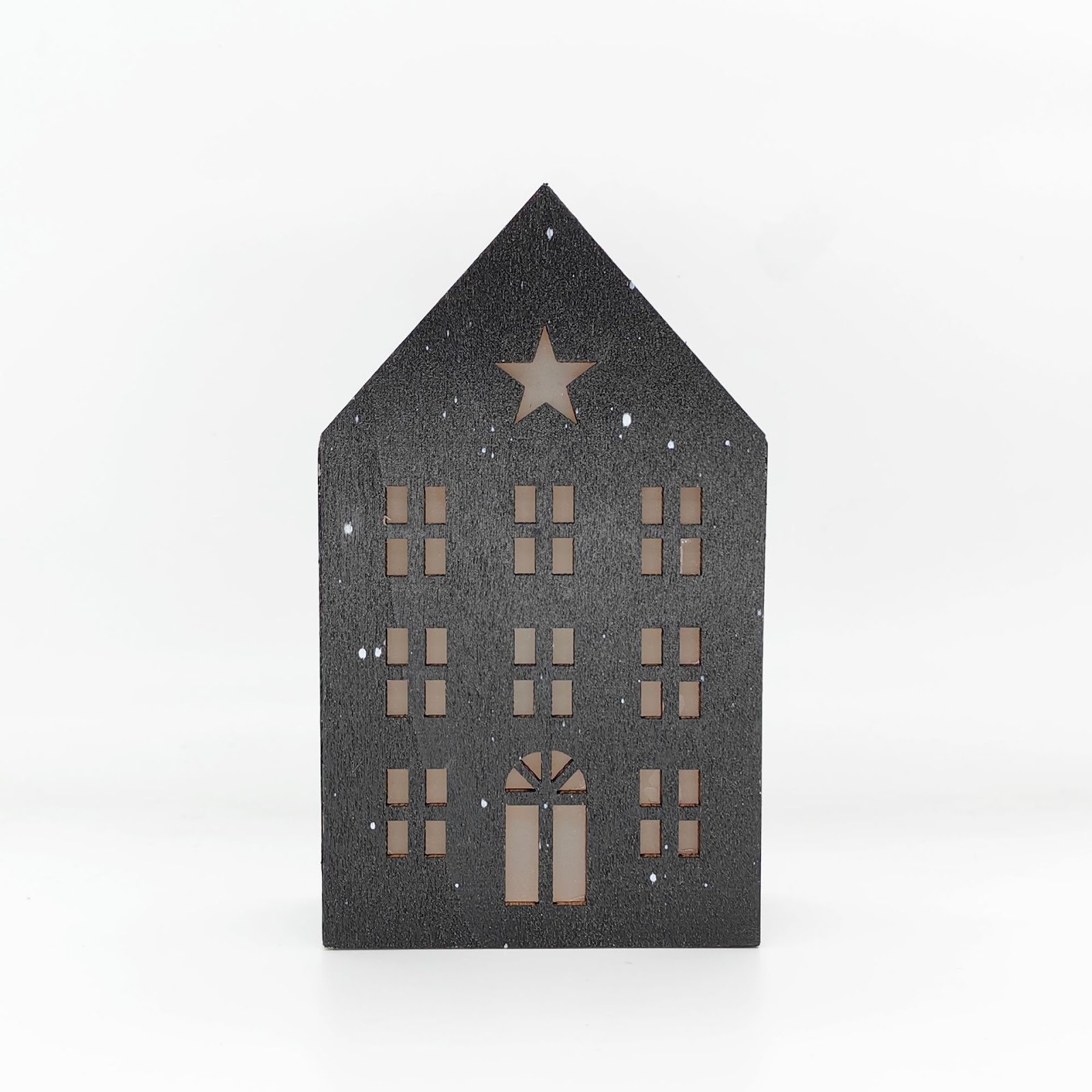 Weihnachtliches Holzhaus mit Beleuchtung als Tischdekoration