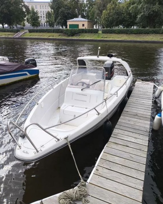 Катер на воде