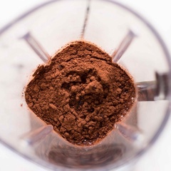 Cho bột cacao (loại không đường nhé), nước cốt dừa đặc, siro đường (nếu không có thì bạn dùng đường hoặc mật ong) vào máy xay sinh tố, xay nhuyễn cho đến khi hỗn hợp hòa quyện.