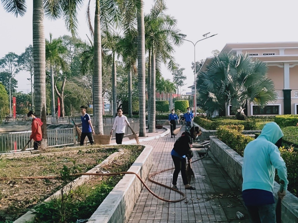 … quét dọn, chăm sóc khuôn viên nghĩa trang 