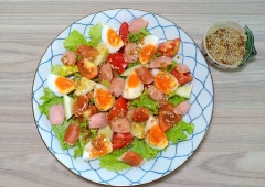 Trộn đều xà lách, cà chua, dưa leo cho vào đĩa, kế tiếp là trứng và xúc xích. Ở đây mình dùng sốt salad rưới đều. Bạn nào ko thích vị chua ngọt của sốt pha thì rưới đều sốt Mayonnaise sữa chua nhé. Yummy 😍