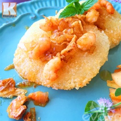 Cho phần sốt tôm lên trên, rắc hành phi vào và thưởng thức lúc còn nóng nhé!