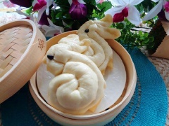 Bánh bao hình thỏ đáng yêu này chắc chắn các bé nhà bạn sẽ rất thích. Chỉ cần bỏ xíu công phu là có thể làm ra những chiếc bánh bao hấp thơm ngon cho bữa sáng cả nhà rồi nhé!