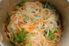 Trộn đều phần nước nộm với miến, đậu, cà rốt và cần tây.