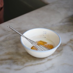 Đập trứng gà ra bát, đánh tan cùng với sữa tươi, rượu Sake. Bắc chảo lên bếp, cho bơ vào đun cho tan chảy, tráng đều bơ quanh chảo, sau đó cho hỗn hợp trứng vào, tráng một lớp mỏng đều khắp chảo.