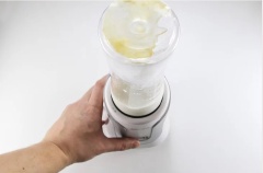 Chuối bóc vỏ cắt nhỏ cho vào máy xay sinh tố. Thêm vào 1 muỗng canh mật ong, 240ml sữa tươi và đã viên, bật máy xay nhuyễn mịn tất cả.