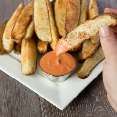 Khoai tây nướng chấm sốt mayonnaise là món ăn chơi đơn giản mà ngon. Khoai tây nướng chín bùi bùi, thơm ngon, chấm cùng hỗn hợp sốt chua chua, béo thơm hấp dẫn. Có thể ăn kèm cùng chút dưa leo cho ngọt mát nhé!