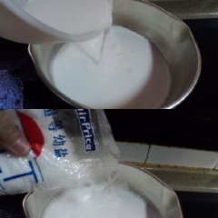 Đổ nước cốt dừa trộn với 1 muỗng cà phê bột sắn cộng với nửa chén nước. Thêm 1/4 muỗng cà phê muối cho đậm đà hơn.