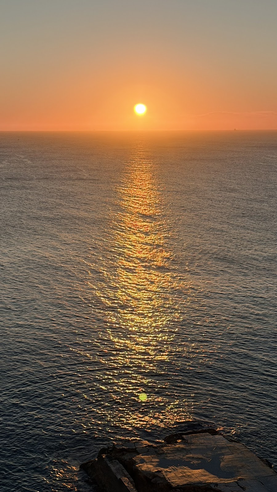Sol saliendo sobre el Mediterráneo desde Malta
