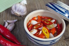 Ớt ngâm giấm tỏi để ở ngoài 2 ngày, sau đó bảo quản trong tủ lạnh. Với bí kíp và cách làm đơn giản như trên thì các bạn hãy làm ngay 1 lọ để sẵn nhé, vừa làm gia vị ăn kèm cho các món như bún, hủ tiếu,..vừa tăng cường sức đề kháng cho cả gia đình.