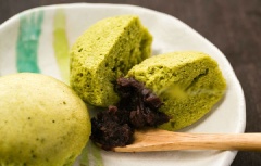 Bánh chín, tắt bếp, lấy bánh ra và thưởng thức cùng đậu đỏ nhuyễn nếu có. Bánh matcha hấp thơm ngon với những chiếc bánh nhỏ, nở xốp, mềm thơm, có vị ngọt dịu. Đặc biệt thơm và màu sắc matcha rất đặc trưng. Có thể dùng nóng hoặc lạnh tùy thích.