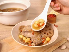 Món ăn nên được dùng nóng mới cảm nhận được độ ngon hoàn hảo, có thể chấm với muối tiêu tùy thích. Gà được hầm mềm, thấm vị nhân sâm thơm lừng, nước hầm thì thanh ngọt từ hạt củ và thịt gà. Gà Mỹ hầm nhân sâm Wisconkin Mỹ có cách chế biến đơn giản nhưng có rất nhiều chất dinh dương để bồi bổ cơ thể, giúp cơ thể hạ nhiệt trong những ngày nóng oi bức.