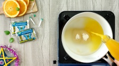 Cho vào nồi 400ml nước, 160gr đường trắng, 8gr bột rau câu dẻo, 600ml nước cam. Dùng muỗng khuấy đều để bột rau câu hòa quyện vào hỗn hợp. Đun ở lửa vừa và khuấy liên tục để rau câu không bị cháy dính dưới nồi. Khi hỗn hợp sôi thì vớt bọt, tắt bếp. Cho vào 1 ống bột vani và khuấy đều tay.