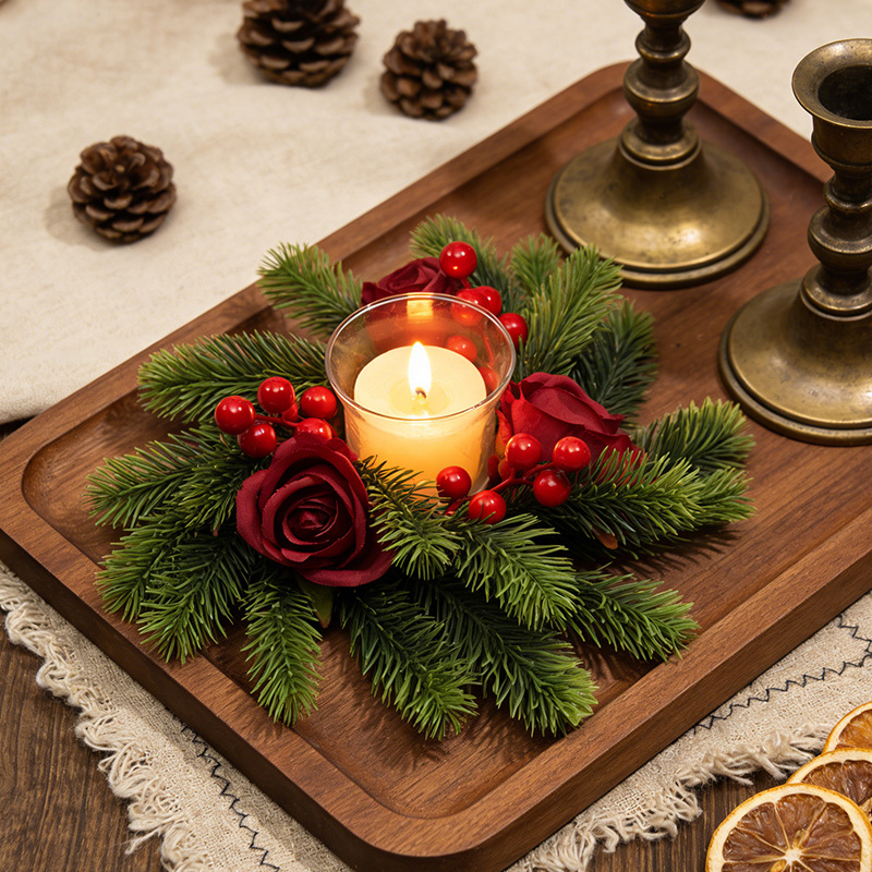 Weihnachtlicher Kerzenkranz mit Tannennadeln und Beeren