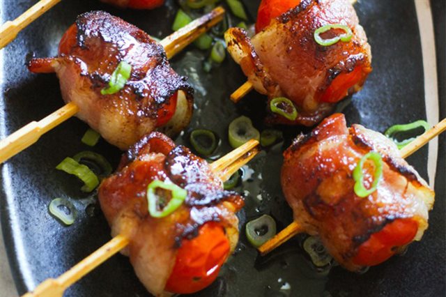 Thịt Xông Khói Cuộn Cà Chua Áp Chảo