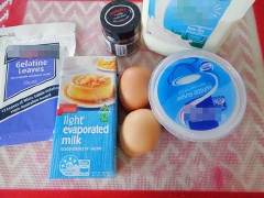 400ml sữa tươi không đường, 120ml sữa tươi nguyên kem (sữa béo), 2 muỗng canh sữa đặc, 50g đường, 2 cái lòng đỏ trứng gà cho vào nồi khuấy đều, bắc lên bếp nấu lửa vừa. Sữa sôi vài phút phút thì tắt bếp, hớt bọt.