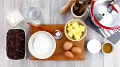 Chuẩn bị nguyên liệu làm bánh quẩy, chocolate đen nếu mua nguyên khối thì bào hoặc cắt nhỏ. Đầu tiên bắc nồi, cho vào 250ml nước lọc, 100gr bơ lạt, 1/4 muỗng cà phê muối. Nấu cho bơ tan chảy và khuấy đều cho hòa quyện và hỗn hợp sôi lên.