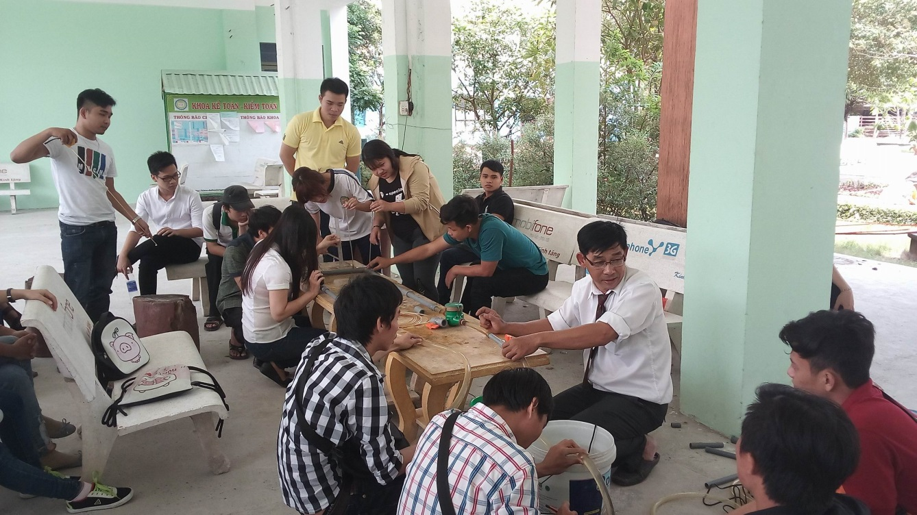 Sinh viên ngành Xây dựng thực nghiệm môn Cấp thoát nước