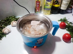 Nước sôi bùng lần lượt thả cà rốt, củ cải trắng vào nồi, thêm hạt nêm và chờ nước sôi lại mới bắt đầu thêm su hào, khoai tây. Tiếp tục đun sôi với lửa nhỏ thêm 15 phút.
