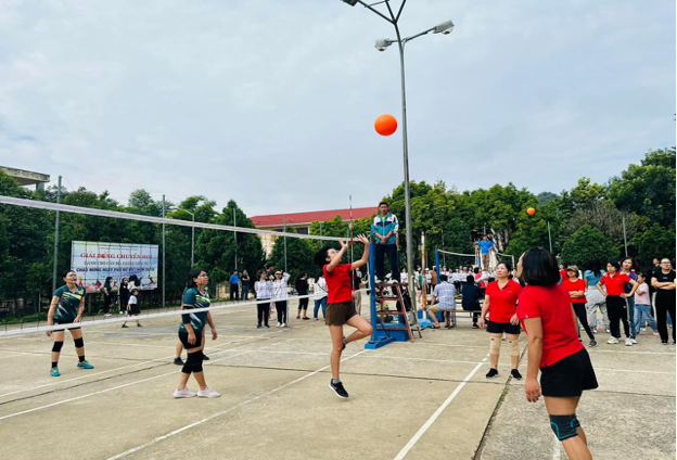 Công đoàn Trường Đại học Tây Bắc tổ chức thành công Giải bóng chuyền hơi nữ chào mừng kỷ niệm 93 năm ngày thành lập Hội Liên hiệp Phụ nữ Việt Nam (20/10/1930 - 20/10/2023)