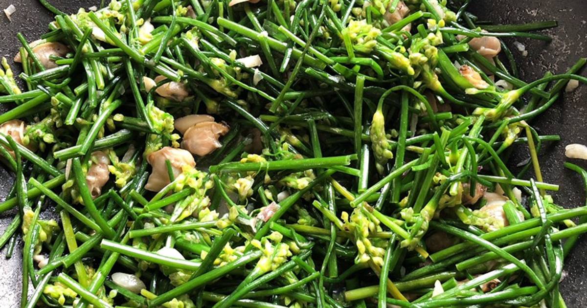 Nghêu xào bông hẹ