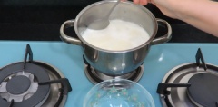 Khi đường tan thì cho sữa tươi (ở nhiệt độ phòng) vào nồi, thêm vani, baking soda vào và khuấy đều. Đun sôi lăn tăn thì mở lửa nhỏ nhất, đun tiếp 45-60 phút. Cứ cách khoảng 5-10 phút thì khuấy đều sữa đặc để tránh bị cháy khét. Nên hớt bỏ bọt đóng ván trên mặt sữa đặc trong quá trình đun.