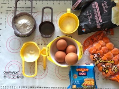 Để làm bánh bông lan ngon trước hết đập vỡ trứng vịt muối, lấy lòng đỏ rửa cùng chút rượu rồi cho vào đĩa hoặc chén đem hấp chín. Sau đó cho lòng đỏ trứng muối vào túi nylon, dùng chày cán và nghiền nhuyễn.