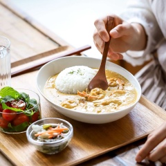 Cà ri kem tôm - Ebikare là món ăn phổ biến của người Hàn Quốc. Vị béo thơm cà ri rất đặc trưng có thể chan ăn cùng cơm hay bún tươi đều được. Những lúc rảnh rỗi hãy thử thay đổi khẩu vị cho cả nhà với món cà ri hấp dẫn này nhé!
