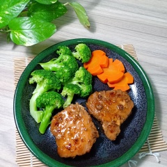 Trình bày cá ra đĩa cùng bông cải và cà rốt. Bạn có thể thưởng thức Tuna steak ngay khi lấy ra khỏi lò nướng hoặc để hơi nguội bớt đều ngon. Yummy !!