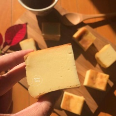 Bánh vừa ăn, không quá ngọt, béo thơm nồng nàn. Nhâm nhi cùng trà nóng mùa đông giá lạnh thì không còn gì bằng.