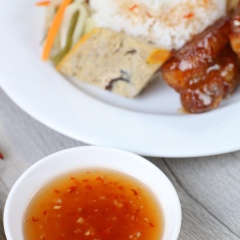 Nước mắm cơm tấm là thức chấm và nước chan không thể thiếu cho món cơm tấm quen thuộc của bạn. Cách làm nước mắm ăn cơm tấm thì lại quá là đơn giản luôn. Từng giọt nước mắm nguyên chất, đậm đà, quyện cùng với các nguyên liệu, đặc biệt là nước dừa, giúp cho món cơm đạt được độ ngon tuyệt đối luôn đó.