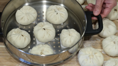 Cắt miếng giấy nến rồi lót dưới mỗi cái bánh bao. Nước sôi cho bánh bao xá xíu vào hấp khoảng 12 phút là bánh chín rồi.