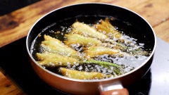 Chiên bông bí: Cho vào tô 100g bột chiên giòn, 1 quả trứng, thêm từ từ nước và quậy đều cho hỗn hợp hơi lỏng. Trứng giúp cho món chiên có độ béo và màu vàng đẹp hơn. Nhúng từng bông bí vào bột khô, tiếp theo là bột ướt sao cho bột áo đều bông. Phủ bột đến đâu thì chiên đến đó. Đặt chảo dầu lên bếp, dầu sôi hạ lửa trung bình thả bông bí vào chiên đến khi vàng đều thì vớt ra giấy thấm dầu.