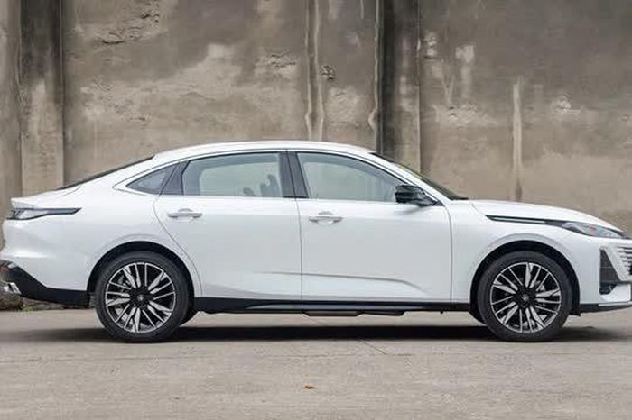 Xe sedan hybrid nội thất tiện nghi, giá chưa tới 350 triệu đồng - Tạp chí Doanh Nghiệp Việt Nam