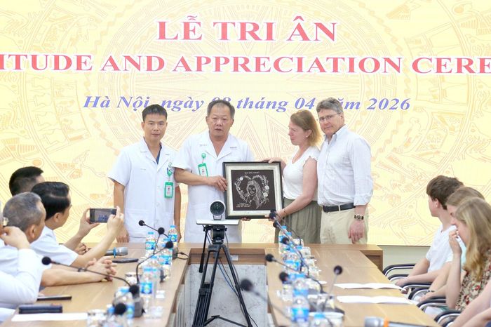 Khoảnh khắc xúc động tại lễ tri ân cô gái Anh 19 tuổi hiến tạng cứu người Việt - Báo VTC News