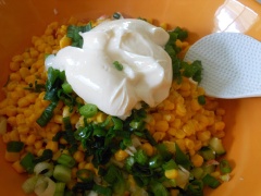 Trộn tất cả các nguyên liệu vào với nhau trong một tô. Sau đó cho salad thanh cua và tủ lạnh trước khi thưởng thức.