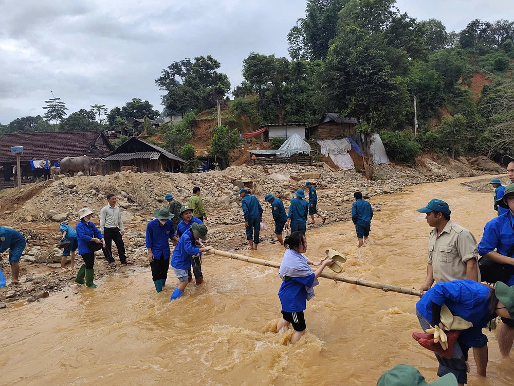 Tuổi trẻ Trường Đại học Tây Bắc phát huy tinh thần tình nguyện, xung kích vì cộng đồng, tham gia hỗ trợ khắc phục hậu quả mưa lũ