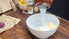 Cho 100gr đường vào đánh tan với 150gr bơ (để mềm ở nhiệt độ phòng). Sau đó thêm 3 quả trứng gà (nhiệt độ phòng) và 45ml sữa tươi không đường vào đánh tiếp tục cho hòa quyện.