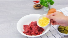 Thái 100gr dưa chua thành khúc nhỏ. Thịt bò 100gr thái thành lát mỏng, rồi ướp cùng 10gr tỏi băm, 1 muỗng cà phê dầu hào sau đó trộn đều và ướp trong 30 phút cho thấm đều.