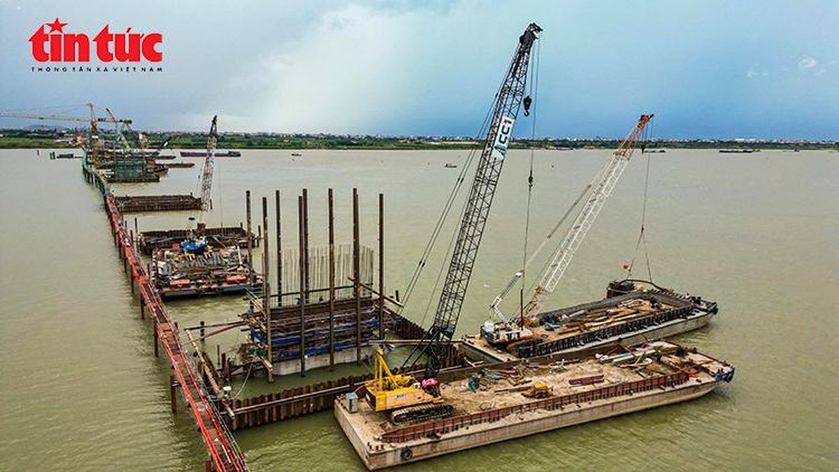 Cầu Hồng Hà trên sông Hồng dần lộ diện sau hơn 6 tháng thi công - Báo Tin Tức TTXVN