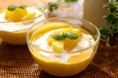 Gọt vỏ quả xoài còn lại, thái miếng và cho lên trên cốc pudding xoài, vừa để trang trí vừa ăn ngon hơn.