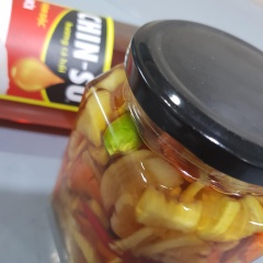 Khuấy tan 300g đường và 200ml nước mắm CHIN-SU, chế vào hũ rau củ cho ngập và đậy kín nắp, 2 ngày sau là đã có 1 hũ dưa món ngon tuyệt rồi. Cùng tham khảo ngay công thức Dưa món rau củ đơn giản và hấp dẫn này cho món ăn khai vị ngày Tết nhé!