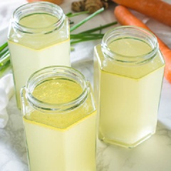 Nước dùng gà rau củ rất bổ dưỡng vì có chất ngọt tự nhiên từ thịt gà và rau củ tươi. Có rất nhiều món ngon cần sửa dụng đến nước dùng gà, cho nên bạn nên làm nhiều để dự trữ dùng dần trong nhà nhé.